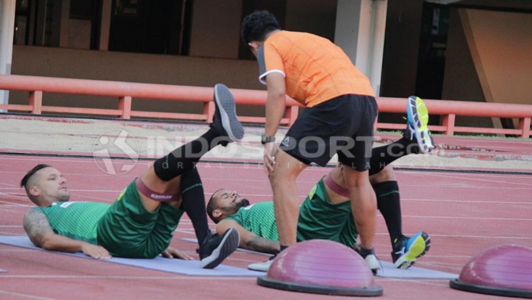David da Silva dan Raphael Maitimo mendapatkan terapi dari fisioterapi persebaya. Copyright: &copy; Fitra Herdian/Indosport.