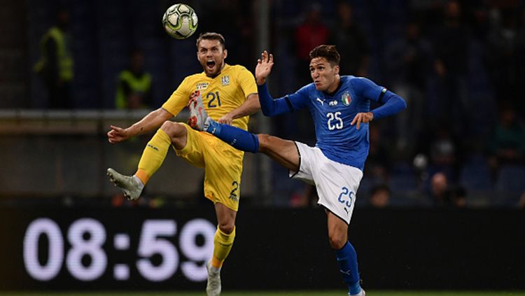 Oleksandr Karavayev (L) dan Federico Chiesa dalam laga persahabatan Italia vs Ukraina. Copyright: © Getty Images