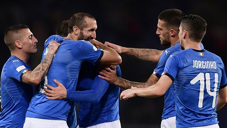 Para pemain Italia berselebrasi setelah Bernardeschi mencetak gol ke gawang Ukraina. Copyright: © Getty Images