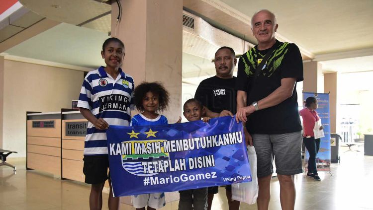 Sambutan viking papua untuk Mario Gomez. Copyright: © persib.co.id