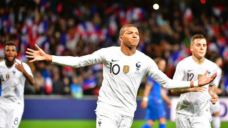 Selebrasi Kylian Mbappe saat mencetak gol di Timnas Prancis. Copyright: © Getty Images