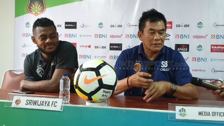 Subangkit (kanan), pelatih Sriwijaya FC. Copyright: © Muhammad Effendi/INDOSPORT