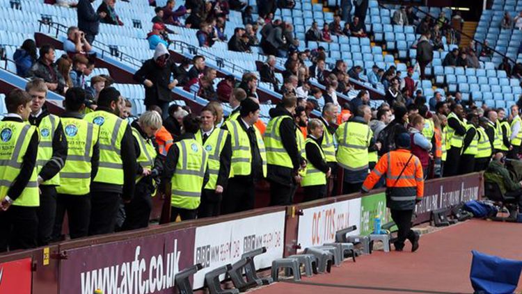 Steward memainkan peranan penting dalam menjaga kondusifitas di stadion. Copyright: © Reuters UK