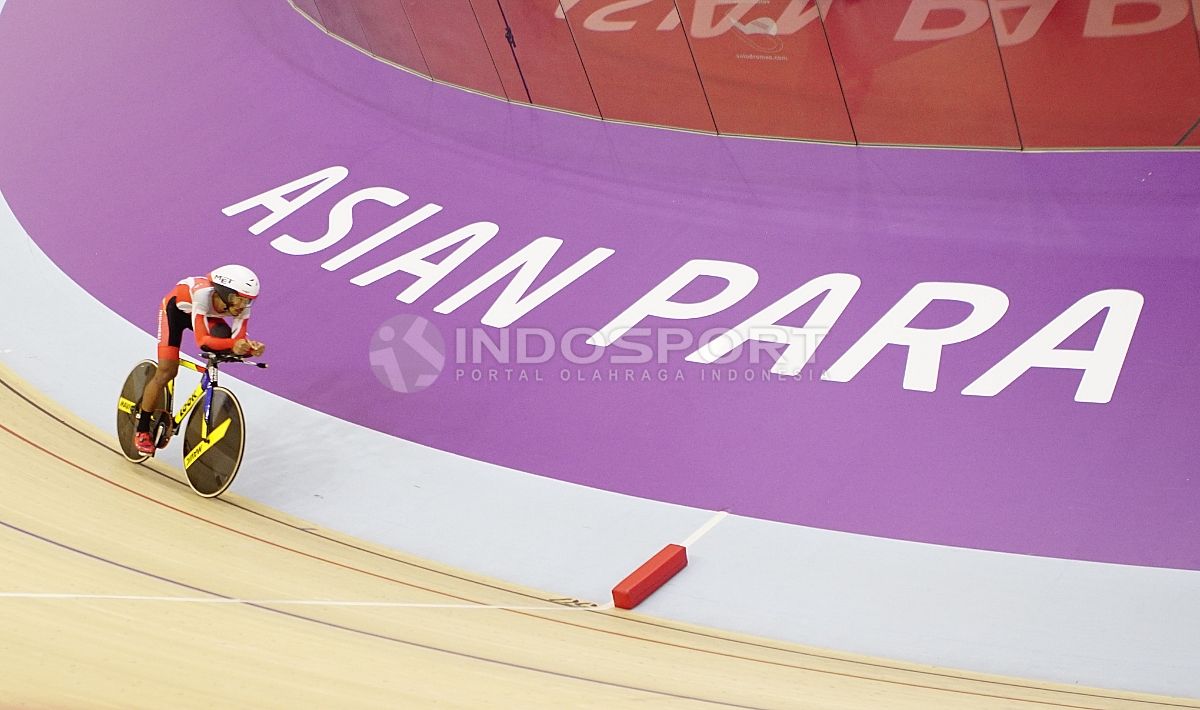 Aksi atlet Para Cycling Indonesia, M. Fadli Immamuddin pada babak final Men's Individual Pursuit 4000M di Jakarta International Velodrome, Jumat (12/10/18). M. Fadli berhak atas raihan medali emas. Copyright: © Herry Ibrahim/INDOSPORT