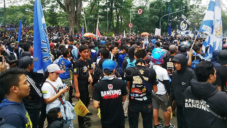 Ribuan Bobotoh menggelar aksi di depan Gedung Sate, Jalan Diponogoro, Kota Bandung, Sabtu (13/10/2018). Copyright: © Arif Rahman/INDOSPORT