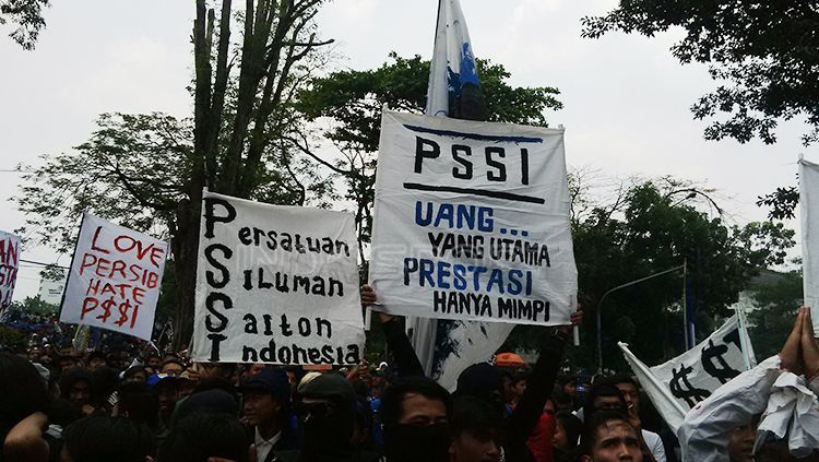 Ribuan Bobotoh menggelar aksi di depan Gedung Sate, Jalan Diponogoro, Kota Bandung, Sabtu (13/10/2018). Copyright: © Arif Rahman/INDOSPORT