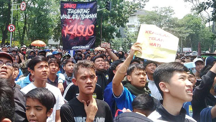 Ribuan orang yang tergabung dari berbagai elemen Bobotoh menggelar aksi bertajuk di depan Gedung Jalan Diponogoro, Kota Bandung. Copyright: © Arif Rahman/INDOSPORT