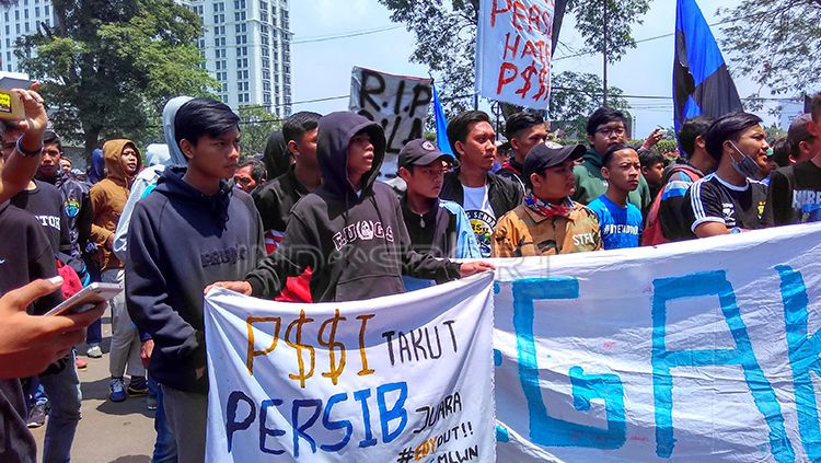 Ribuan orang yang tergabung dari berbagai elemen Bobotoh menggelar aksi bertajuk di depan Gedung Jalan Diponogoro, Kota Bandung. Copyright: © Arif Rahman/INDOSPORT