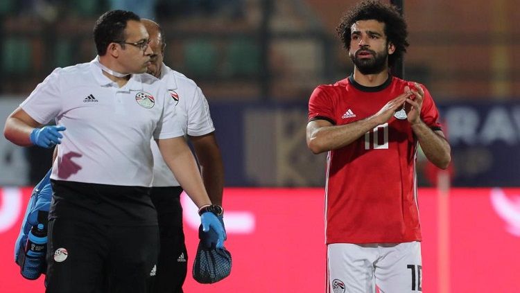Mohamed Salah cedera saat memperkuat Timnas Mesir. Copyright: © thesun.co.uk