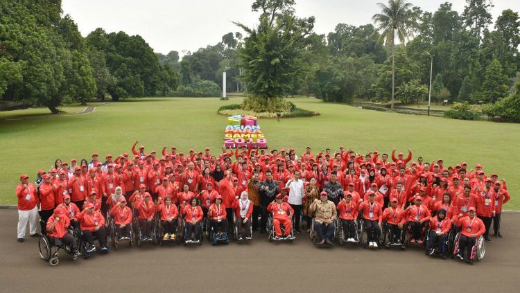 Presiden Joko Widodo memberikan apresiasi kepada atlet-atlet Asian Para Games 2018. Copyright: © setkab.go.id