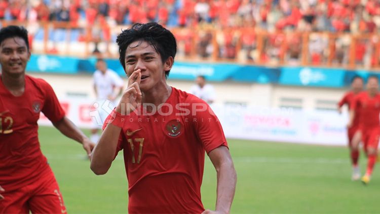 Bek Timnas Indonesia U-19, Firza Andika merayakan gol di laga uji coba melawan Yordania. Copyright: © INDOSPORT/Herry Ibrahim