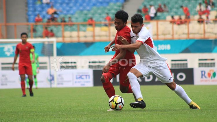 Perebutan bola di lini tengah dalam laga Timnas Indonesia U-19 vs Yordania. Copyright: © INDOSPORT/Herry Ibrahim