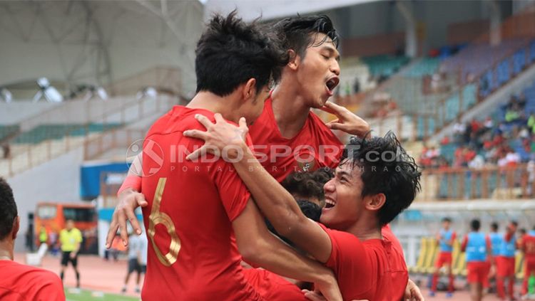 Skuat Timnas merayakan gol Copyright: © INDOSPORT/Herry Ibrahim