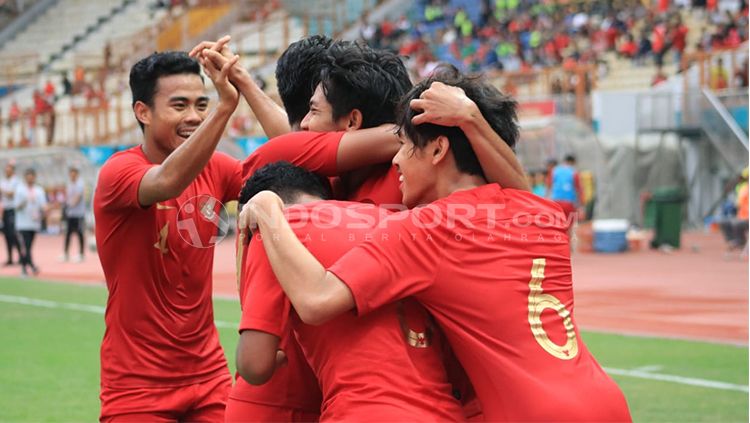 Skuat Timnas Indonesia U-19 merayakan gol ke gawang Yordania. Copyright: © INDOSPORT/Herry Ibrahim