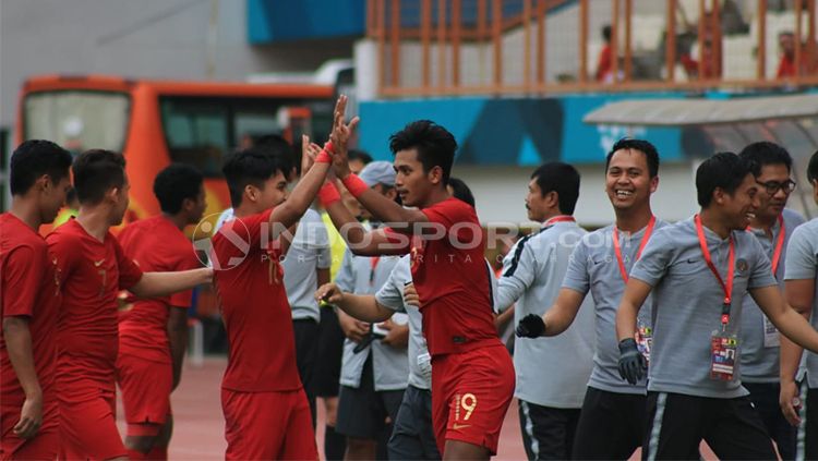Skuat Timnas Indonesia U-19 merayakan gol ke gawang Yordania. Copyright: © INDOSPORT/Herry Ibrahim