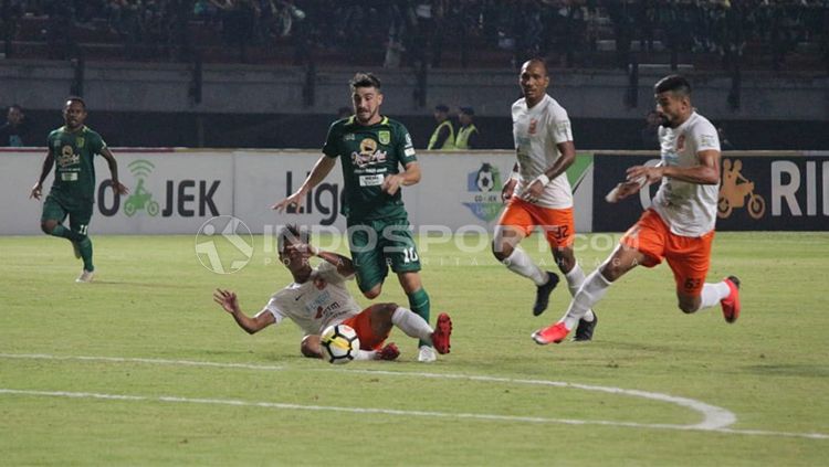 Jalannya pertandingan Persebaya Surabaya vs Borneo FC. Copyright: © INDOSPORT/Fitra Herdian