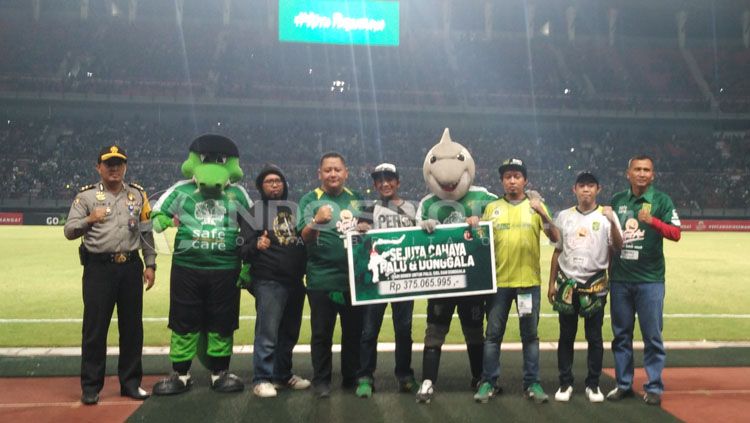 Sumbangan dari Bonek, suporter Persebaya Surabaya untuk korban gempa Palu dan Donggala. Copyright: &copy; Fitra Herdian/INDOSPORT