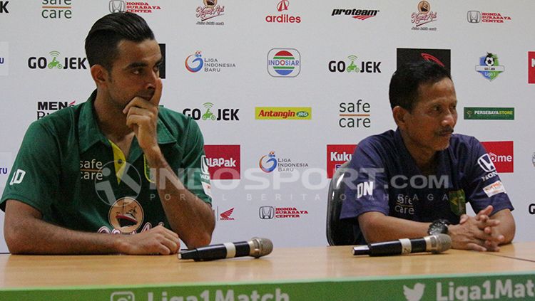Djanur dan Otavio Dutra saat konfrensi pers usai laga Persebaya Surabaya vs Borneo FC. Copyright: © Fitra Herdian/INDOSPORT
