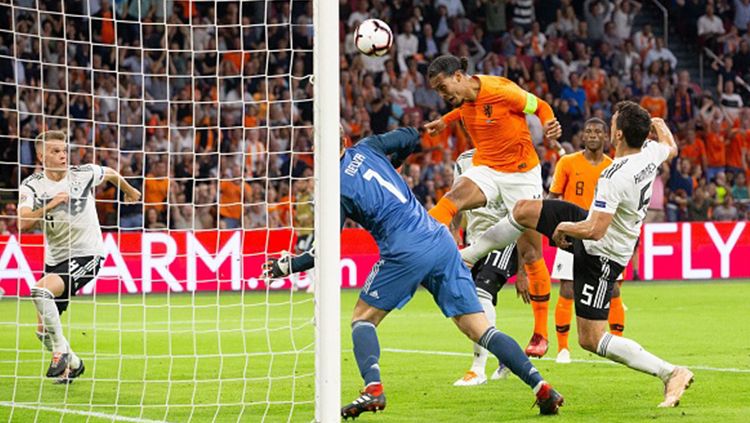 Virgil van Dijk menyundul bola ke gawang Jerman dalam laga UEFA Nations League. Copyright: &copy; Getty Images