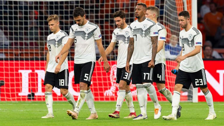 Para pemain Timnas Jerman tertunduk usai takluk 3-0 dari Belanda. Copyright: © Getty Images