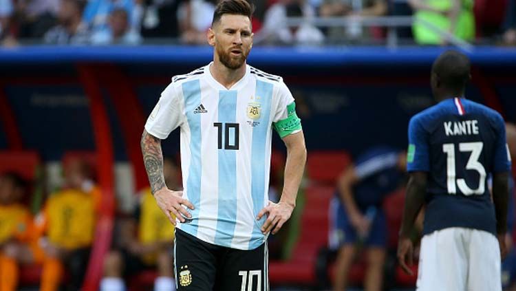 Mantan bintang timnas Paraguay, Edgar Benitez, mengalami  musibah setelah rumahnya dibobol pencuri yang mengambil koleksi jersey berharganya, termasuk milik Lionel Messi. Copyright: © Getty Images