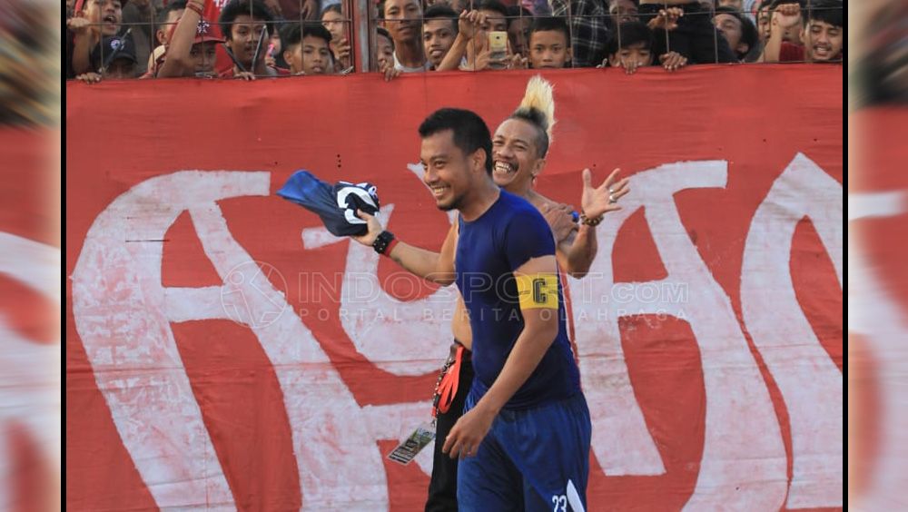 Hamka Hamzah saat menghampiri suporter sekaligus memberikan jersey Arema. Copyright: © Wira Wahyu Utama/Indosport.com