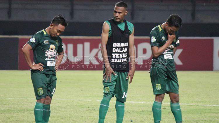 Pemain Persebaya menunduk lesu usai kalah lawan Borneo FC. Copyright: © Fitra Herdian/INDOSPORT