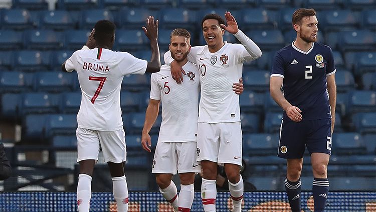 Selebrasi pemain Portugal setelah gol pertama ke gawang Skotlandia dalam laga persahabatan. Copyright: © Getty Images