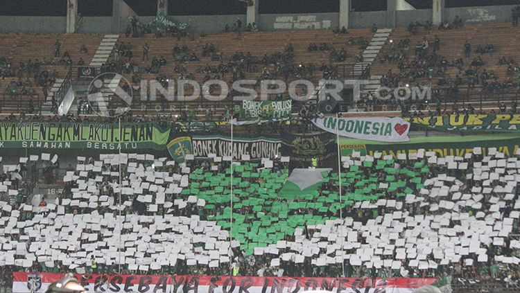 Koreo kreatif yang ditampilkan Bonek Kidul saat mendukung Persebaya vs Borneo FC. Copyright: © Fitra Herdian/INDOSPORT