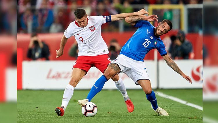 Robert Lewandowsi berusaha merebut bola dari Cristiano Biraghi dalam laga UEFA Nations League antara Polandia vs Italia. Copyright: © Getty Images