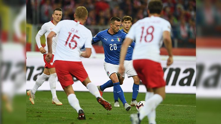 Federico Bernardeschi dikepung para pemain Polandia dalam laga UEFA Nations League. Copyright: © Getty Images