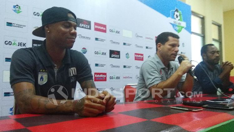 Pelatih Persipura, Oswaldo Lessa dan Hilton Moreira saat konferensi pers jelang laga Persipura vs Persib. Copyright: © Sudjarwo/INDOSPORT