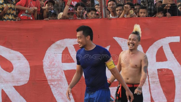 Kapten Arema FC, Hamka Hamzah, datangi panglima Laskar Ayam Jantan. Copyright: © Wira Wahyu Utama/INDOSPORT