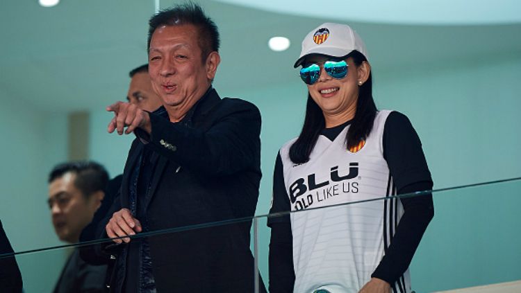 Peter Lim bersama sang istri menyaksikan pertandingan La Liga Valencia vs Getafe. Copyright: © INDOSPORT
