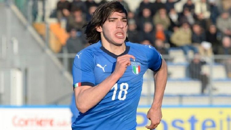 Pemain sepak bola yang dijuluki 'Titisan Pirlo', Sandro Tonali, tampaknya justru bisa merapat ke Napoli yang diasuh oleh Gennaro Gattuso ketimbang AC Milan. Copyright: © Metro
