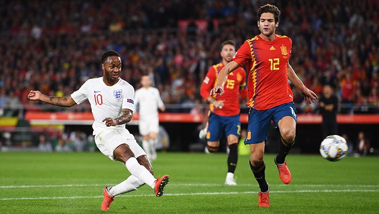 Raheem Sterling saat mencetak gol pertama Inggris atas Spanyol. Copyright: © Getty Images