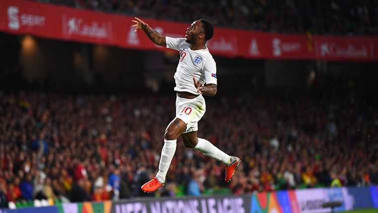 Selebrasi Raheem Sterling setelah mencetak gol ke gawang Spanyol di laga lanjutan UEFA Nations League. Copyright: © Getty Images