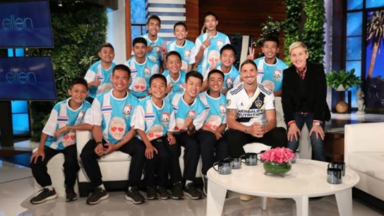 Tim sepak bola Thailand, Wild Boars, bertemu Zlatan Ibrahimovic di acara Ellen Degeneres Show. Copyright: &copy; Ellen Show