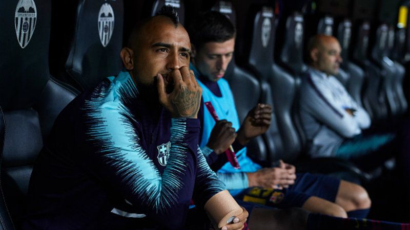 Arturo Vidal saat duduk di bangku cadangan Barcelona. Copyright: © Getty Images