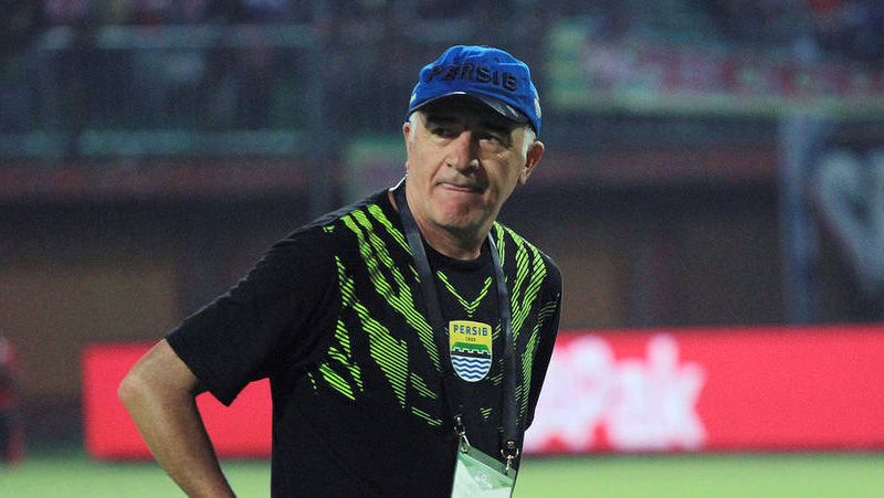 Roberto Carlos Mario Gomez, pelatih Persib Bandung. Copyright: © fourfourtwo
