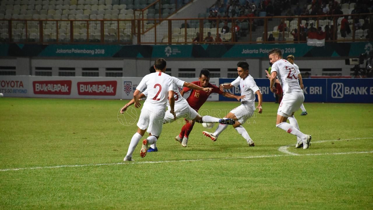 Jalannya pertandingan Timnas Indonesia vs Hong Kong. Copyright: © Herry Ibrahim/Soicaumienbac.cc