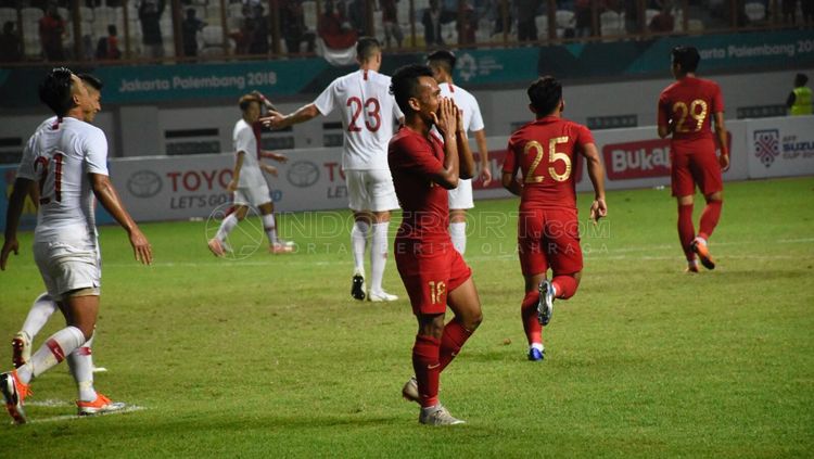 Andik Vermansah gagal memanfaatkan peluang saat laga Timnas Indonesia vs Hong Kong. Copyright: © Herry Ibrahim/INDOSPORT