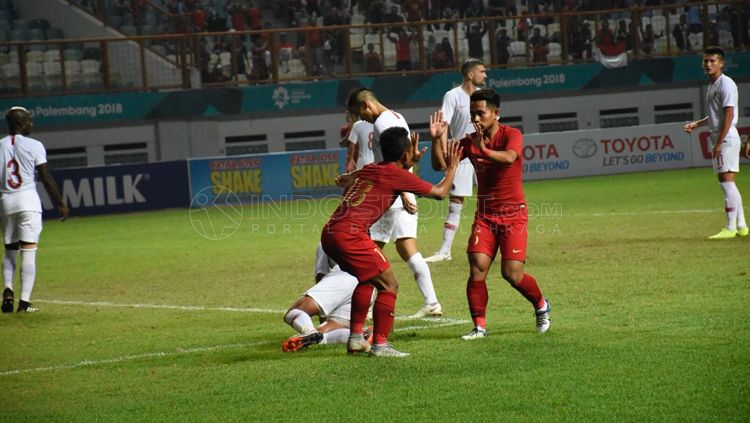 Andik Vermansah dan Irfan Jaya saat laga persahabtan jelang Piala AFF 2018. Copyright: © Herry Ibrahim/INDOSPORT