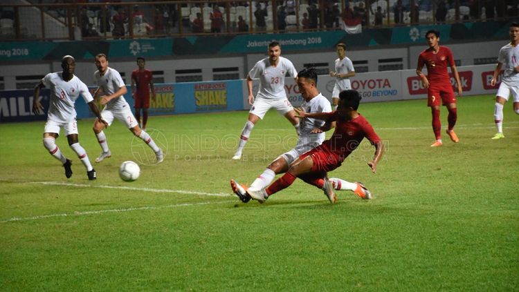 Irfan Jaya saat mengancam gawang Hong kong. Copyright: © Herry Ibrahim/INDOSPORT