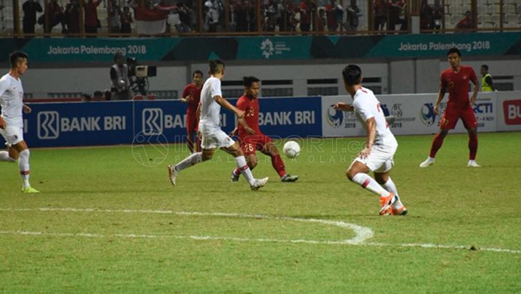 Andik Vermansah dijaga pemain Hong Kong. Copyright: © Herry Ibrahim/INDOSPORT