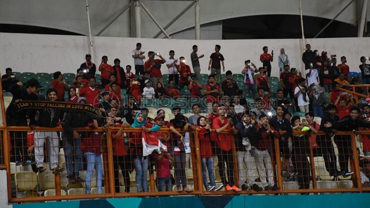 Suporter Timnas Indonesia. Copyright: © Herry Ibrahim/INDOSPORT