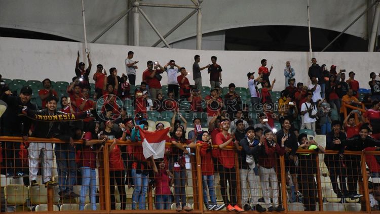 Suporter Timnas Indonesia yang hadir di Stadion Wibawa Mukti saat melawan Hong Kong. Copyright: © Herry Ibrahim/INDOSPORT