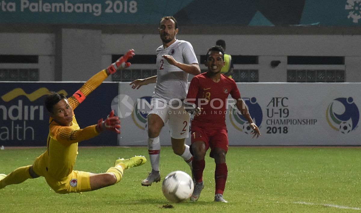 Peluang emas Irfan Jaya (tengah) di depan gawang Hongkong yang gagal menjadi gol Copyright: © Herry Ibrahim/INDOSPORT