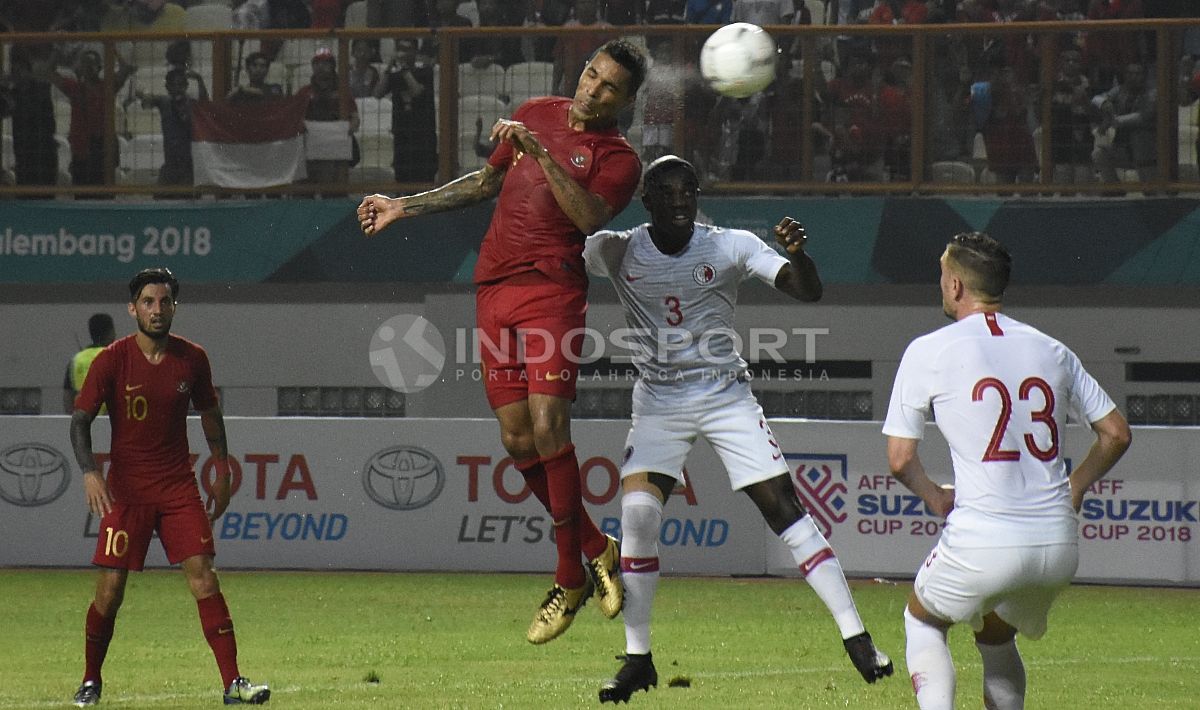 Proses terjadinya gol Indonesia ke gawang Hongkong lewat sundulan Beto Goncalves Copyright: © Herry Ibrahim/INDOSPORT