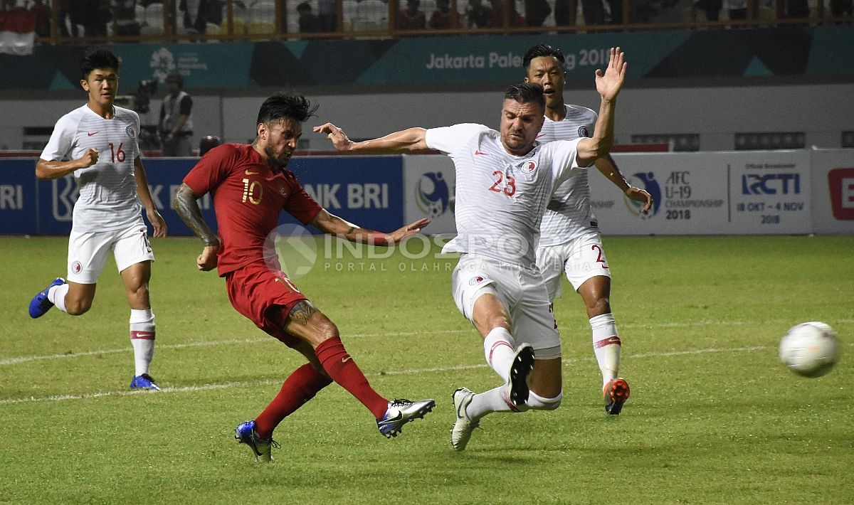 Aksi Stefano Lilipaly melakukan tendangan ke gawang Hongkong Copyright: © Herry Ibrahim/INDOSPORT